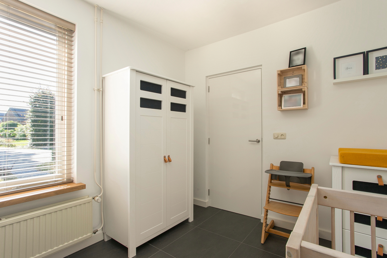 Deze moderne en royale vrijstaande woning staat op een rustige woonlocatie op een mooi hoekperceel. 