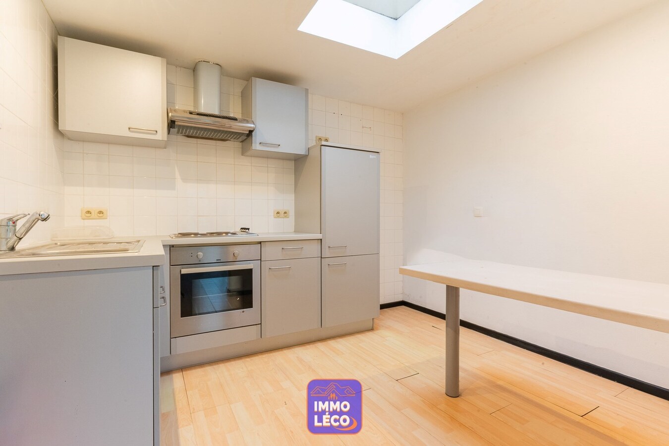 Entrepôt/Espace de stockage idéalement situé avec parking 