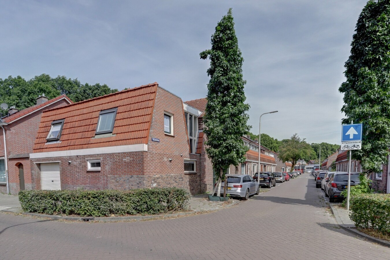 DIT BETREFT EEN WONING MET BIEDEN VANAF PRIJS  € 350.000 K.K. 