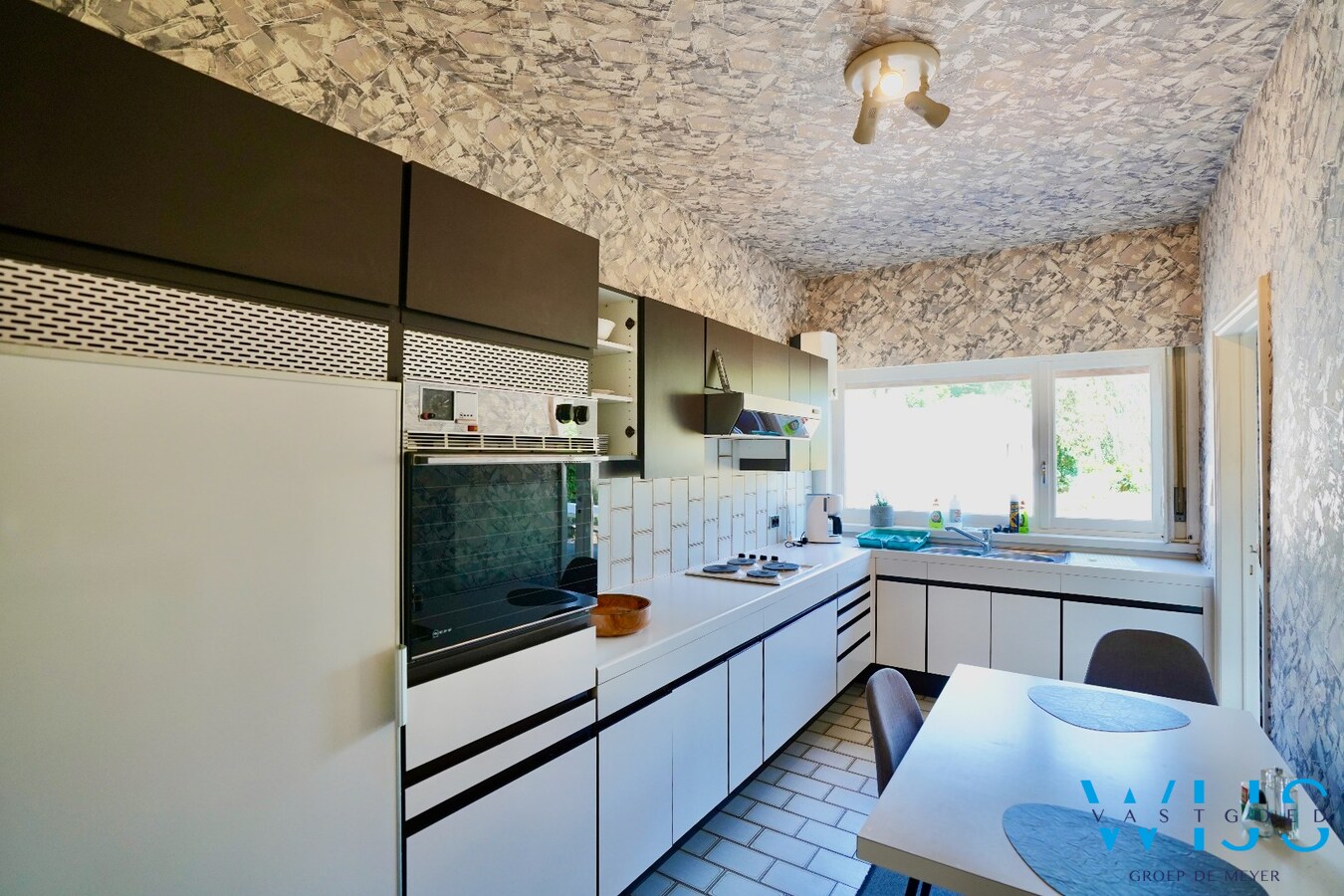 Karaktervolle en instapklare woning met uitzonderlijk perceel van 1.445 m² in hartje Ertvelde 
