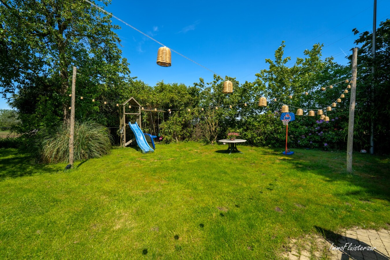 Goed gelegen langgevelhoeve met paardenstallen op ca. 3,5 ha. 