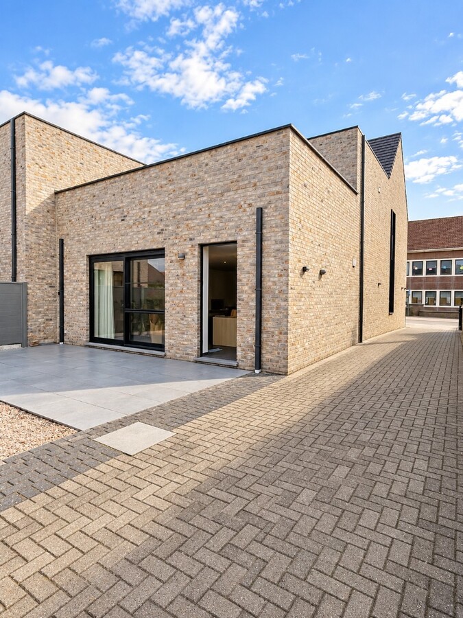 Comfortabel appartement met 3 slaapkamers, terras, tuin en carport. 