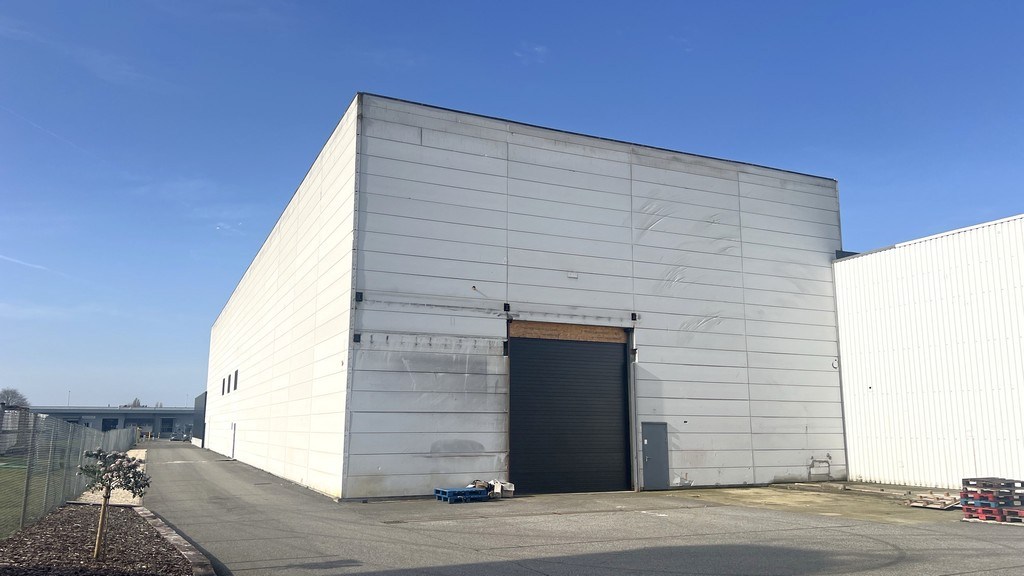 Loods met kantoor te huur in Europark-Noord te Sint-Niklaas