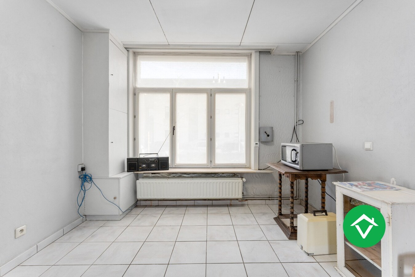 Ruim herenhuis met 4 slaapkamers en aparte garagebox in centrum Gistel 