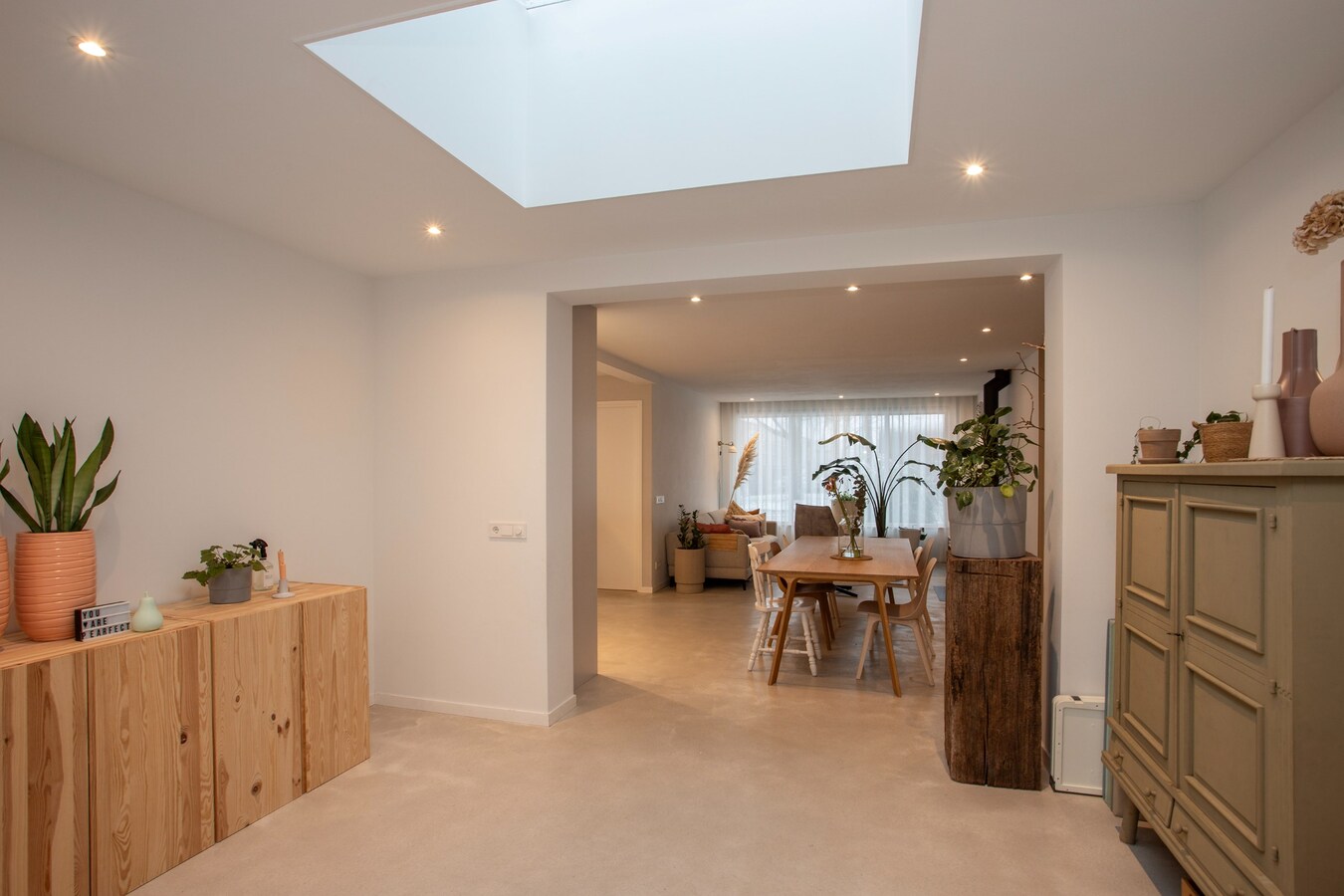 Zeer ruim halfvrijstaand woonhuis met aanpandige garage/berging en hobbyruimte/mantelzorgwoning. 