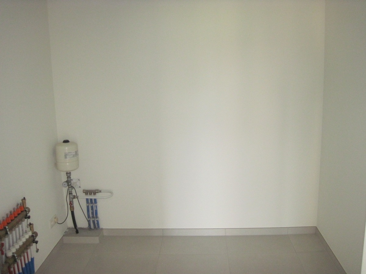 Splinternieuw ruim gelijkvloers appartement. 