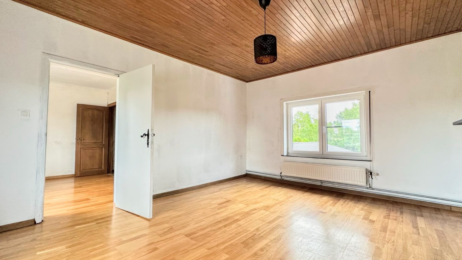 Ruime gezinswoning op zonnig perceel van 1175 m² 