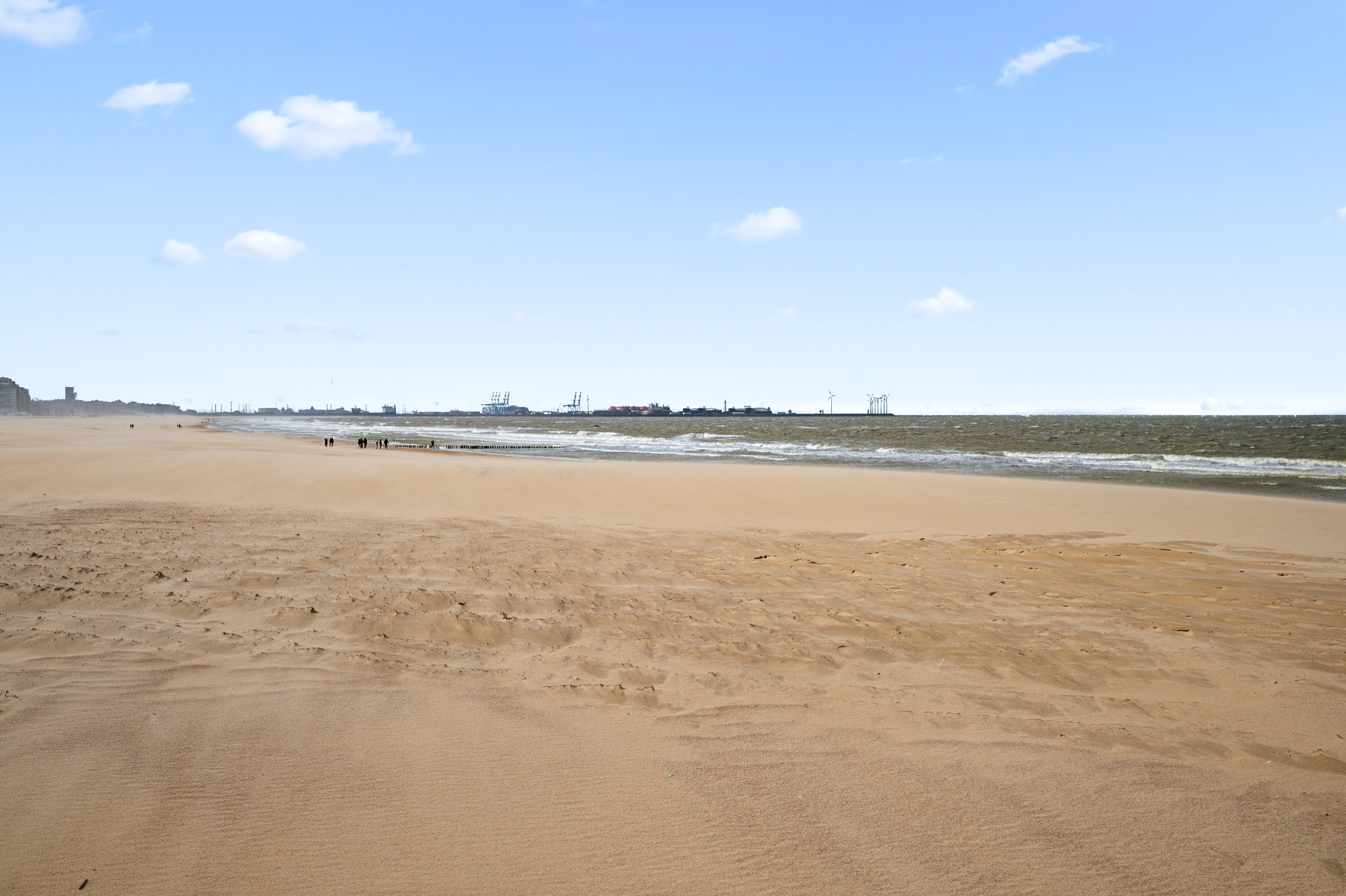Appartement de vacances confortable et magnifiquement rénové avec vue frontale sur la mer, situé près de la place Rubens. 