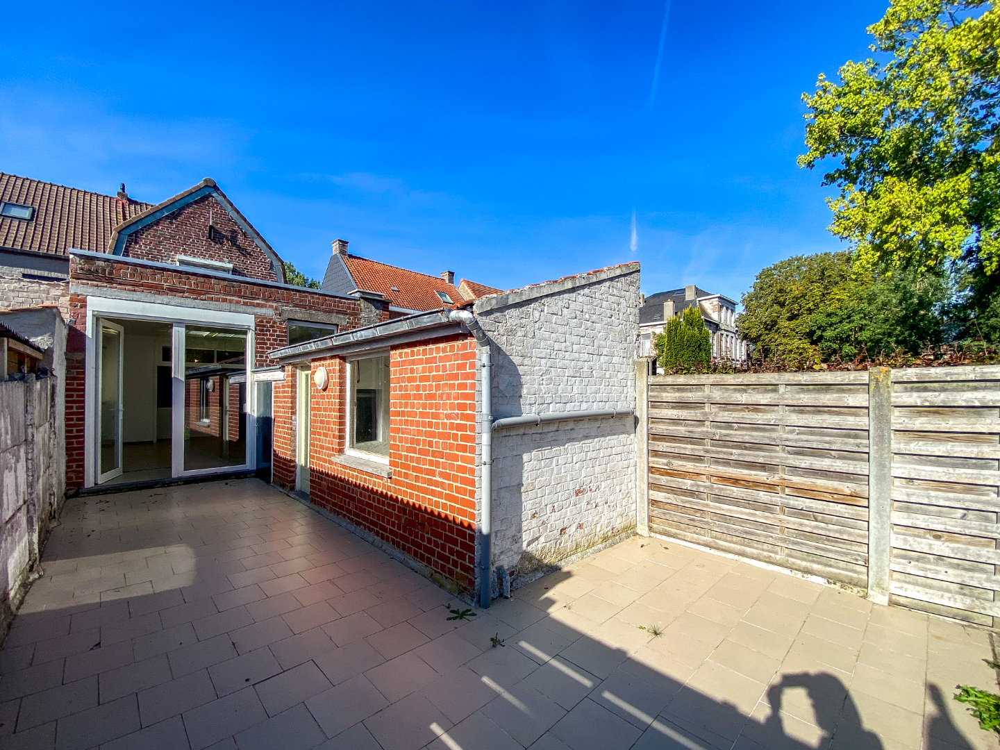 Instapklare rijwoning op 302m² te Roesbrugge. 