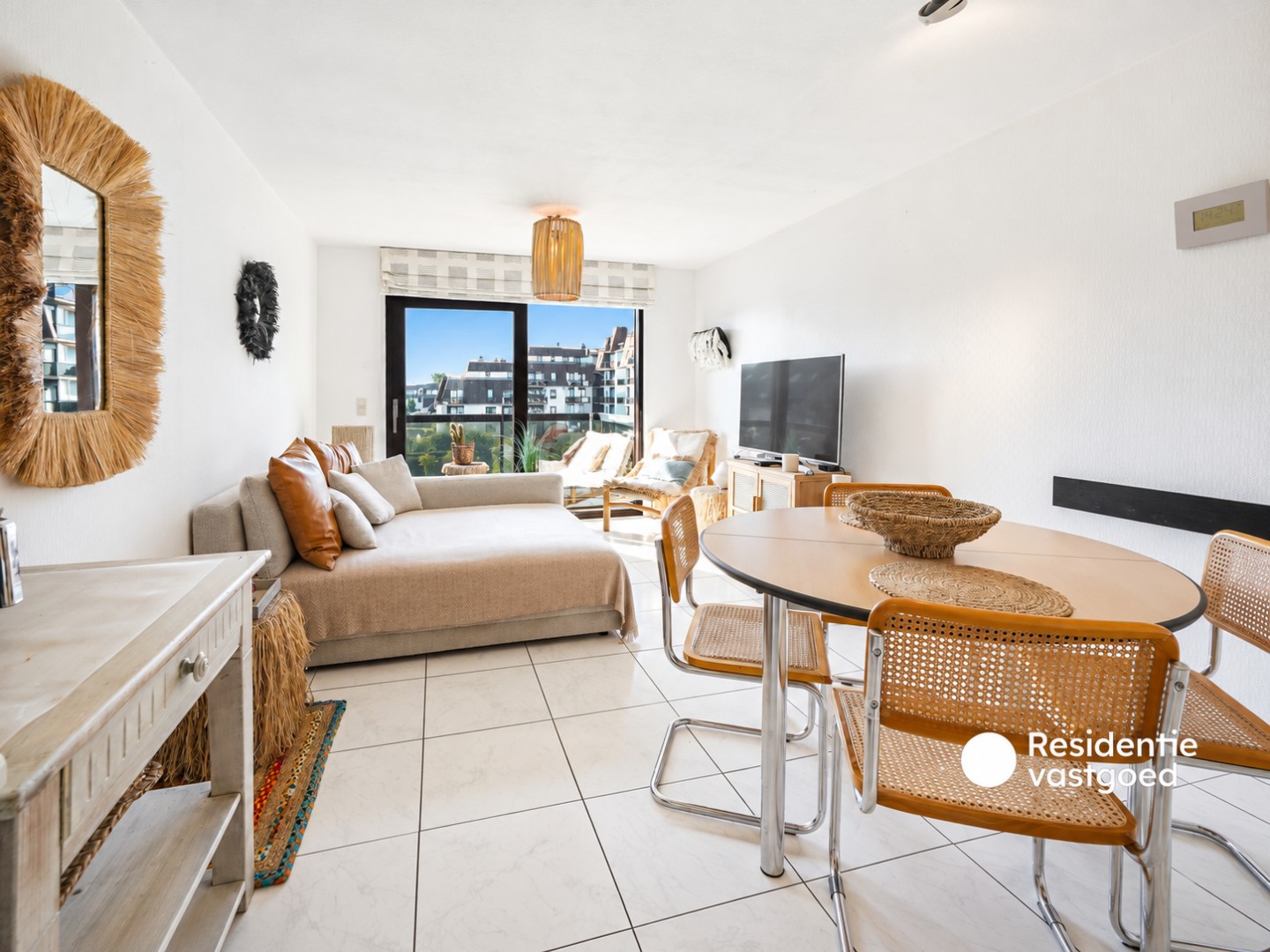 Lichtrijk zongerichte studio met slaaphoek, gelegen op 300m van de zee te Koksijde. 