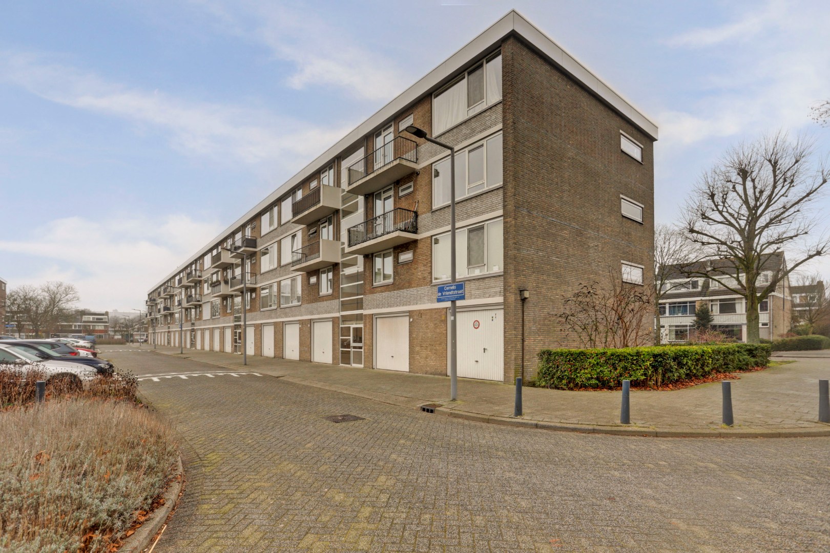 Instapklaar en verzorgd  3-(voorheen 4) kamer hoek- appartement op de tweede verdieping met 2 slaapkamers, 2 balkons, moderne keuken en is gelegen op eigen grond. 