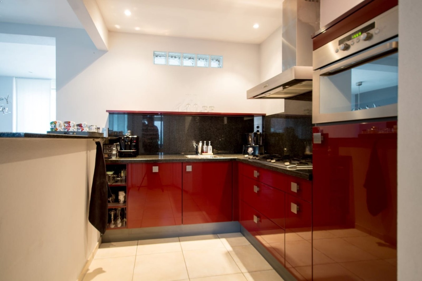 Sfeervolle en gunstig gesitueerde tweekapper met garage, berging en vrije achterom gelegen op 221 M². Deze woning ligt op loopafstand van het centrum van Hilvarenbeek. 