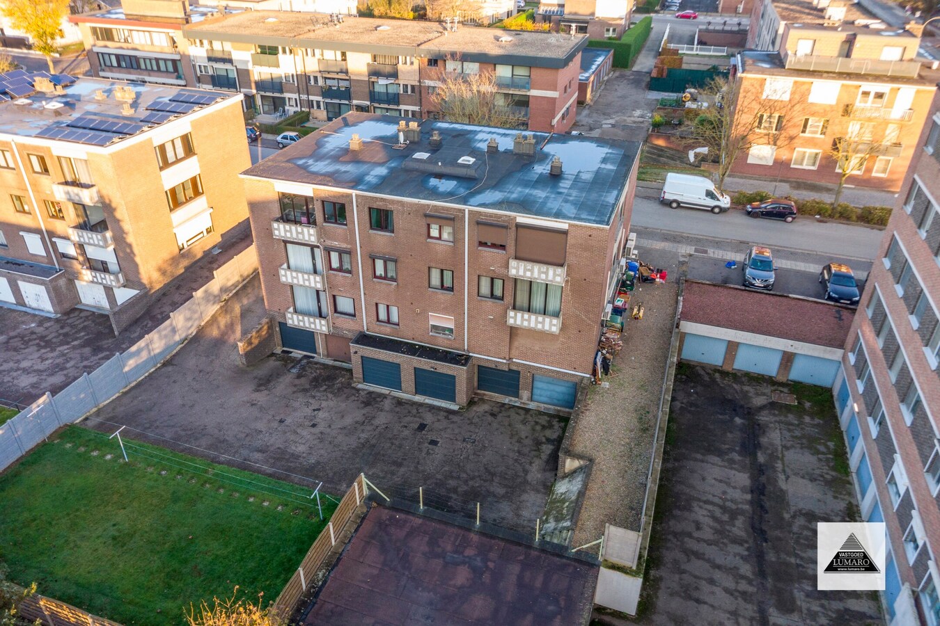 Handelsruimte 87 m² met opslag 64 m² en inpandige garage. 