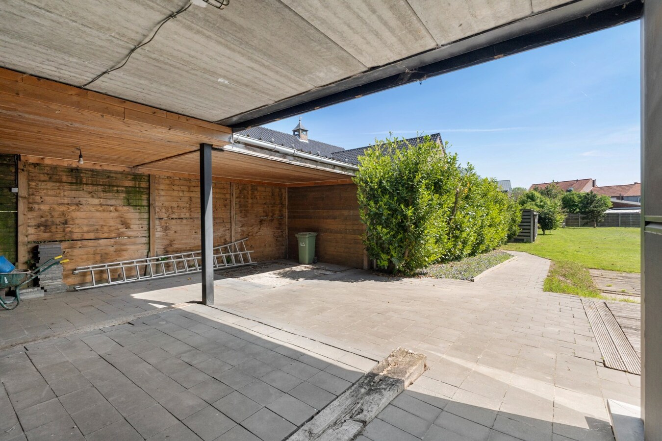 Recente, halfvrijstaande gezinswoning in een moderne bouwstijl op een perceel van 11a06ca! 