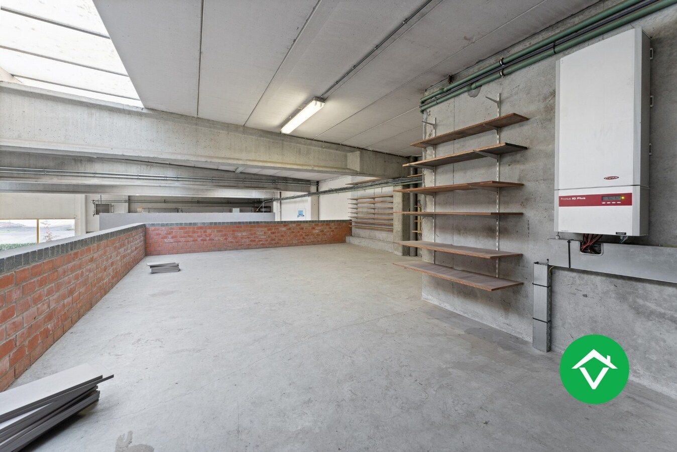 Bedrijfsgebouw met woonst te Ichtegem 