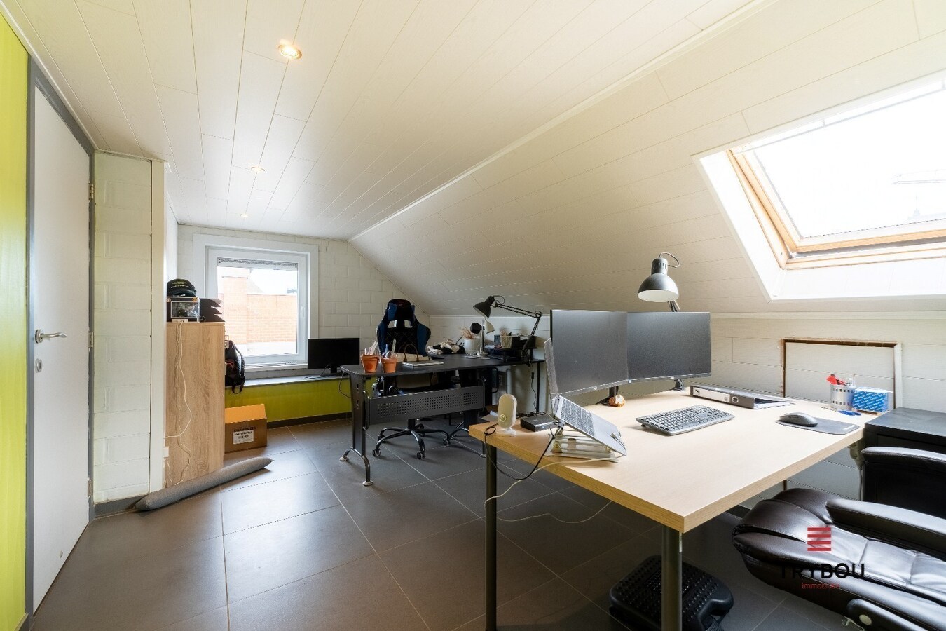 Uitzonderlijk ruime industriële duplex met ruim terras in centrum Roeselare 