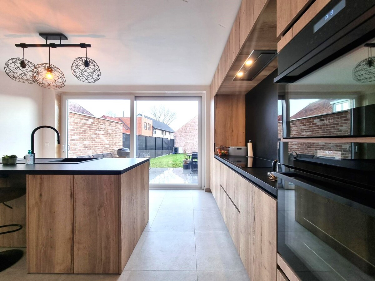 Halfopen nieuwbouwwoning (onder registratierechten!) met dubbele garage te Dudzele 