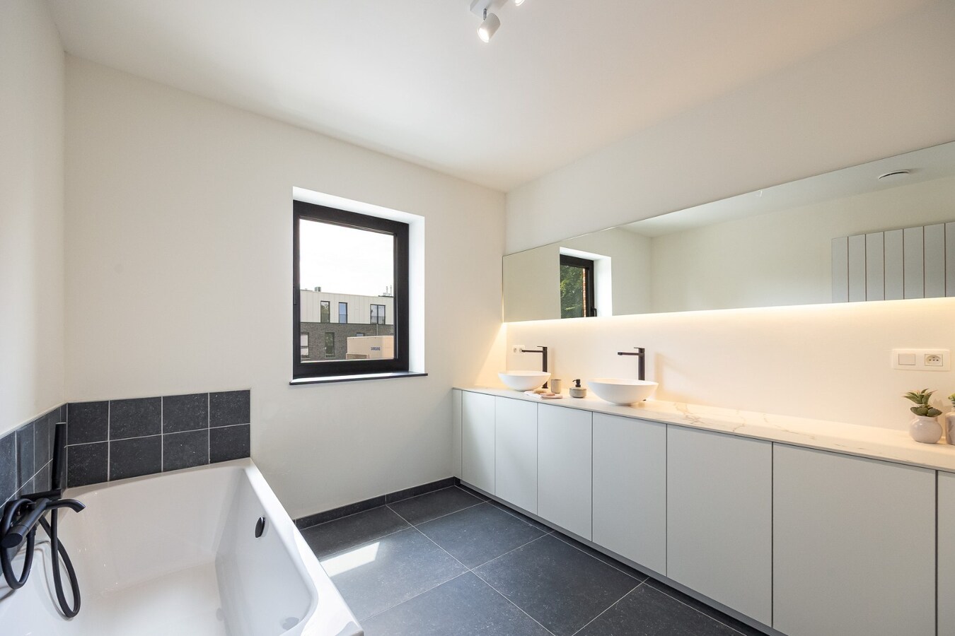 Moderne landelijke villa met A+ energieprestatie in rustige wijk 