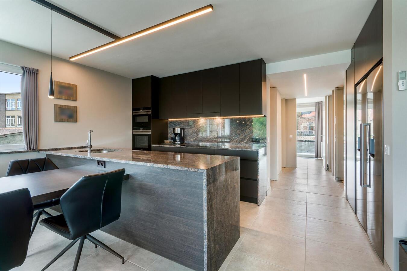 Ruim uniek  gelegen bemeubeld appartement met 2 slaapkamers en garage te Diksmuide 