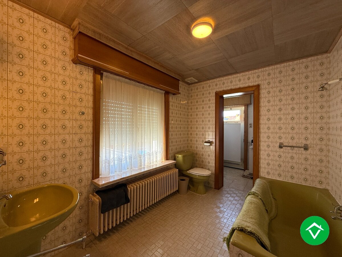 Karaktervolle halfopen bebouwing met 3 slaapkamers, tuin en garage te centrum Roeselare 