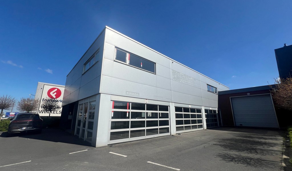 Commercieel gelegen showroom met magazijn te huur in Wetteren