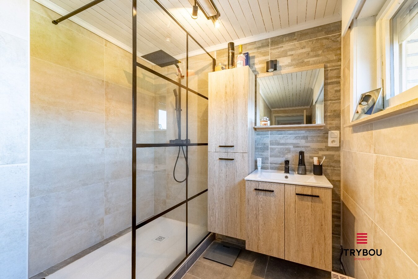 Instapklare gezinswoning met garage en prachtige tuin in rustige straat 