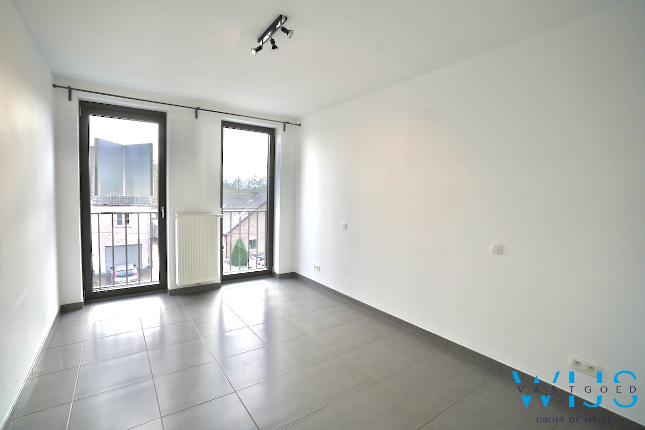 Prachtig appartement MET GARAGE in het rustige landelijke OOSTEEKLO ! 