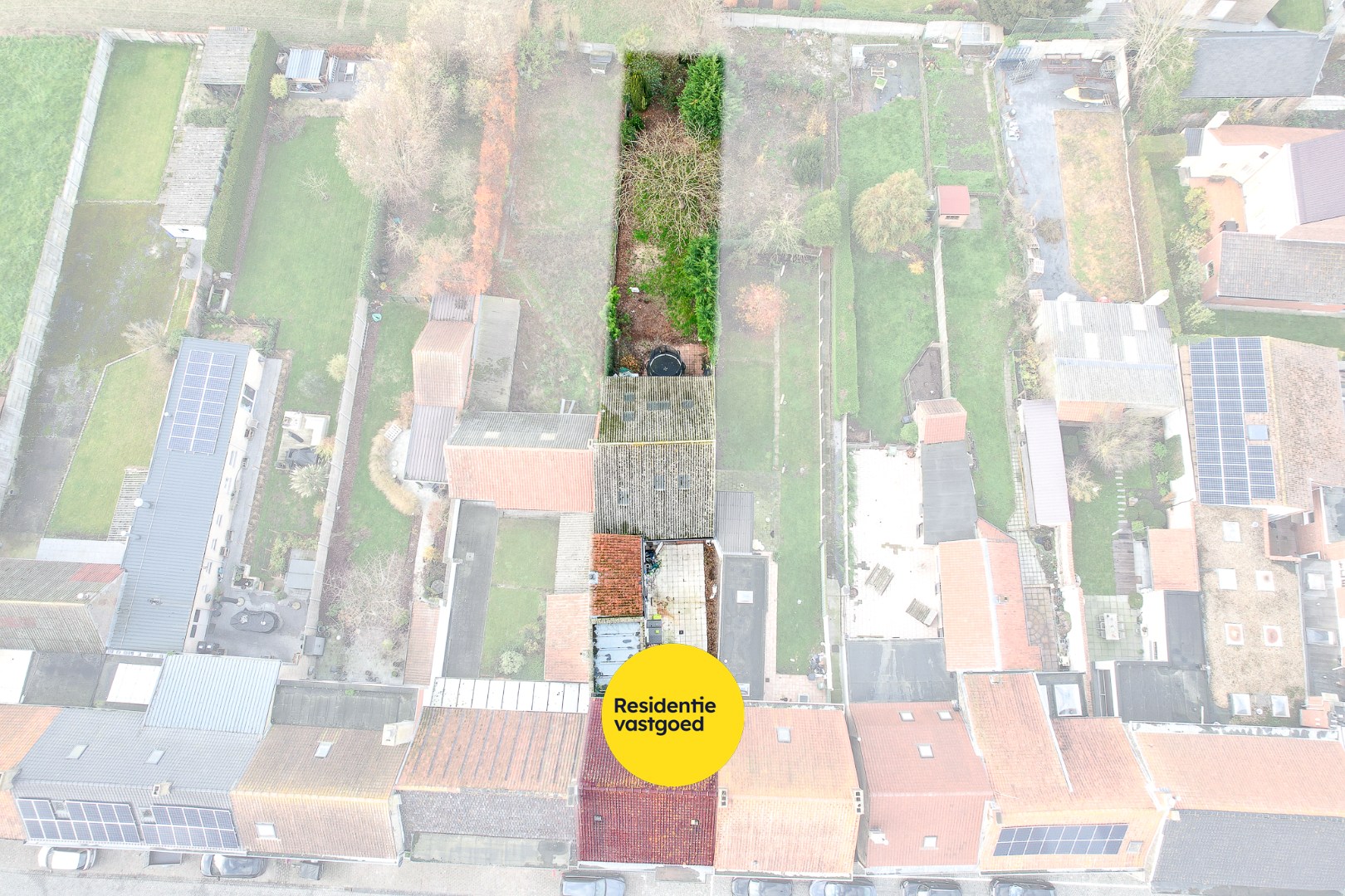 Ruime woning met uitbreidingsmogelijkheden en loods in groot Alveringem. 