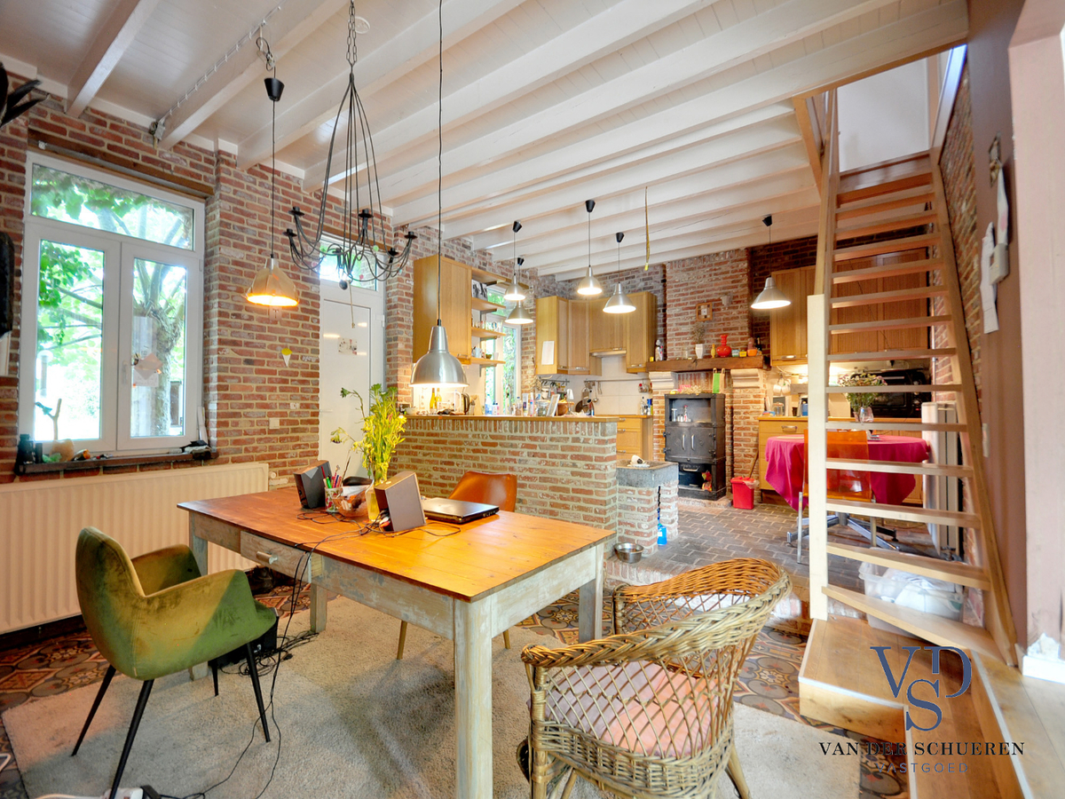 Idyllische woning met schuur. Uitzonderlijk gelegen. 