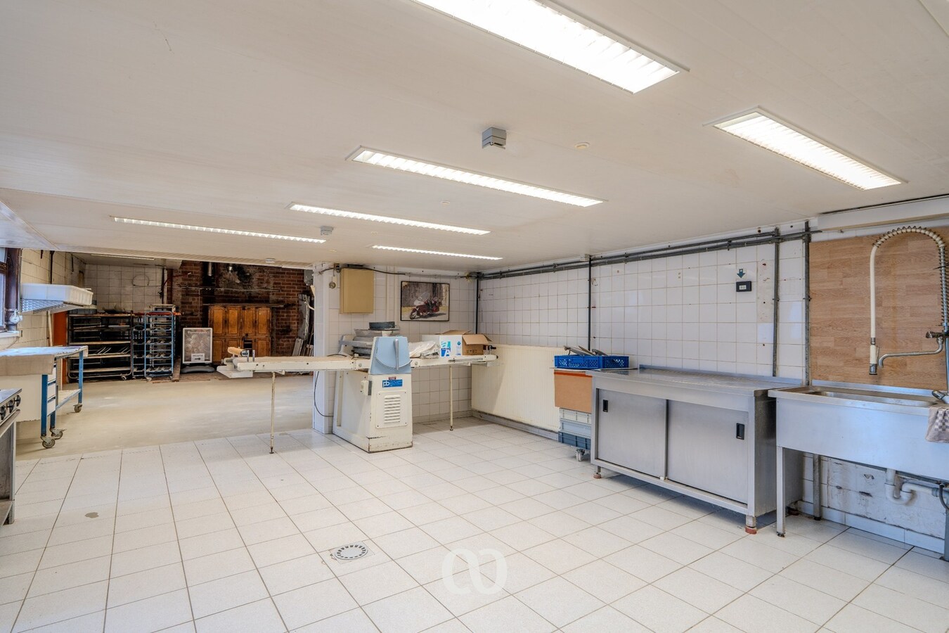 Handelspand met woonst en mogelijkheden in centrum Gavere 