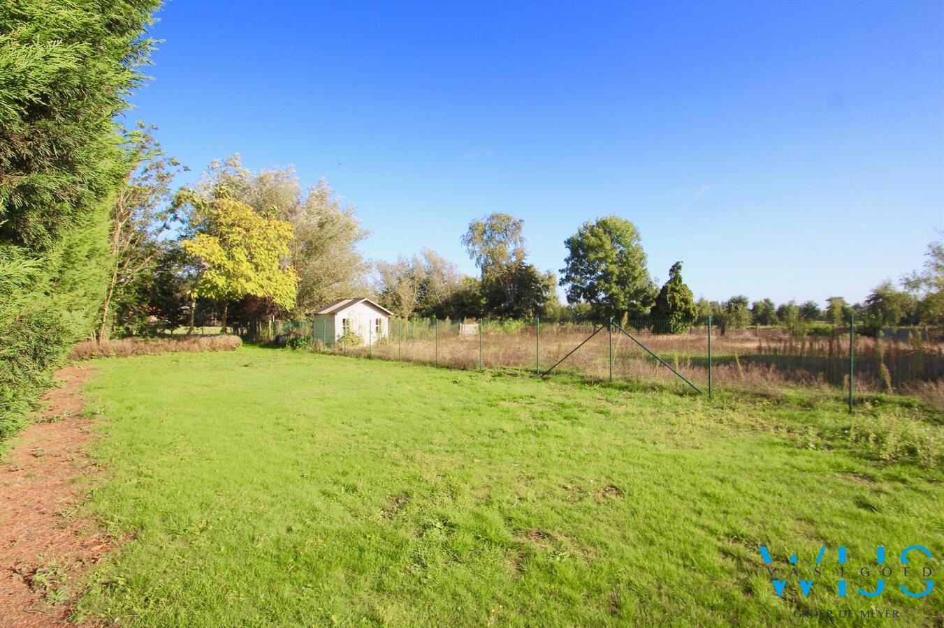 Vlot te renoveren woonhuis op een ruim perceel van 1130 vierkante meter te OOSTEEKLO ! 