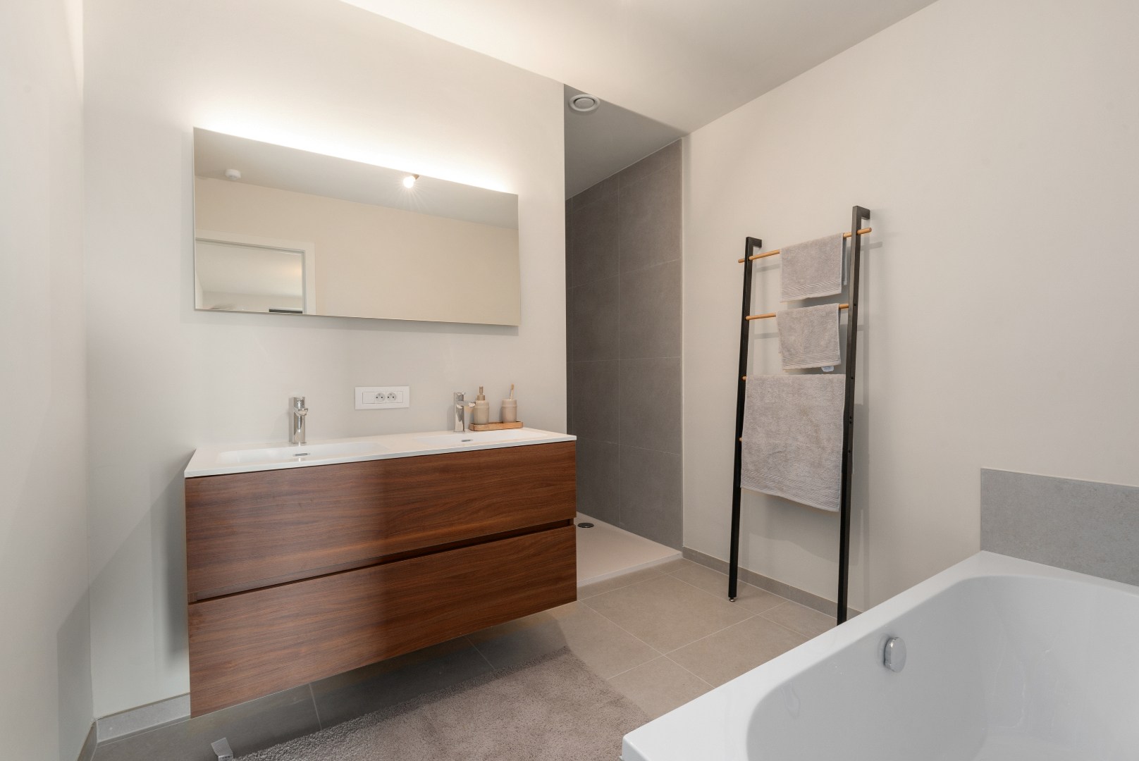 Nieuwbouwappartement met twee slaapkamers, terras en ondergrondse autostaanplaats te koop in Zulte 