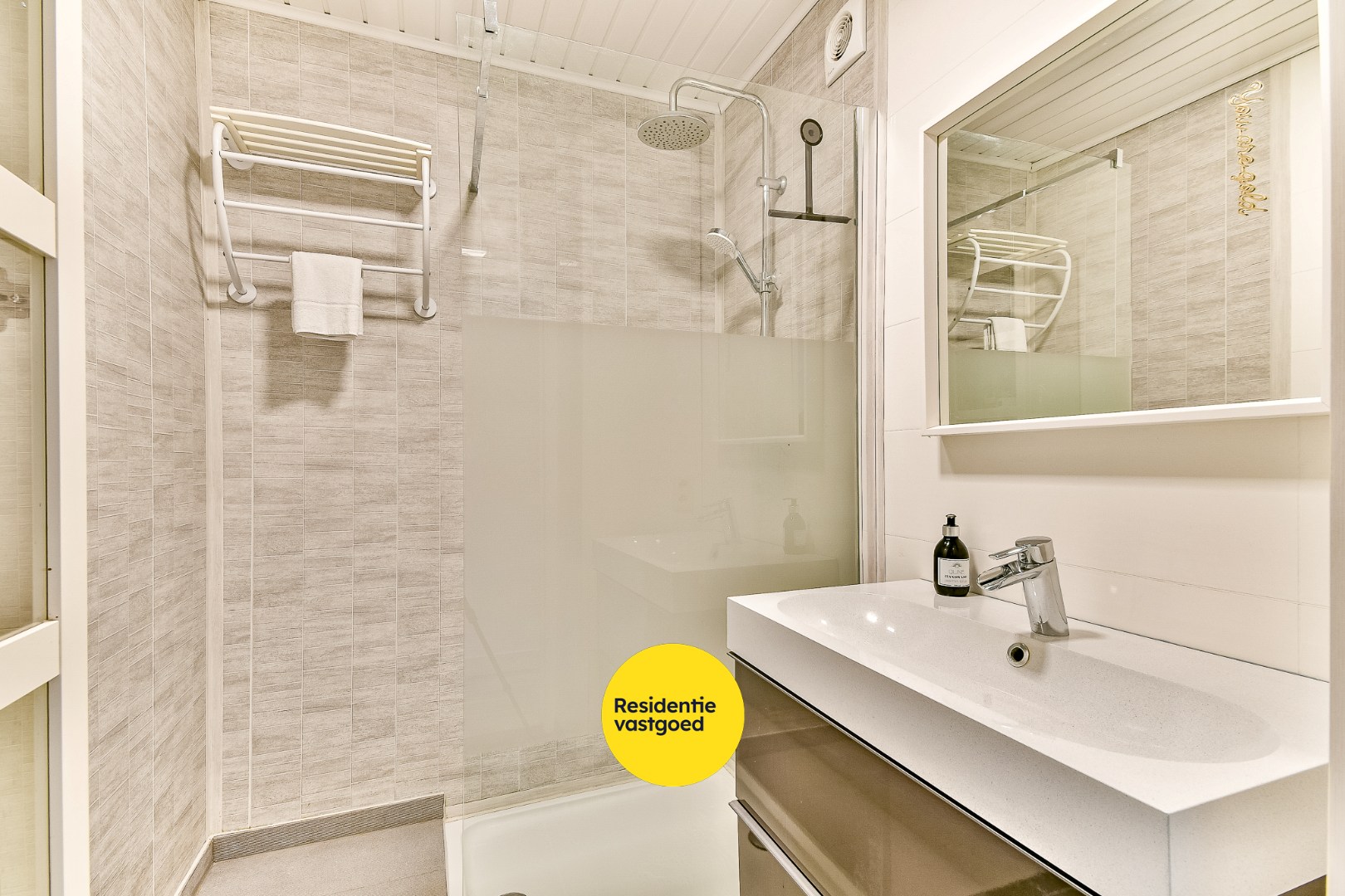 Instapklaar twee-slaapkamer-appartement op mooie locatie 