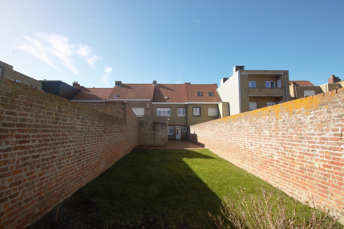 Goed gelegen, te renoveren woning met tuin - Heist 