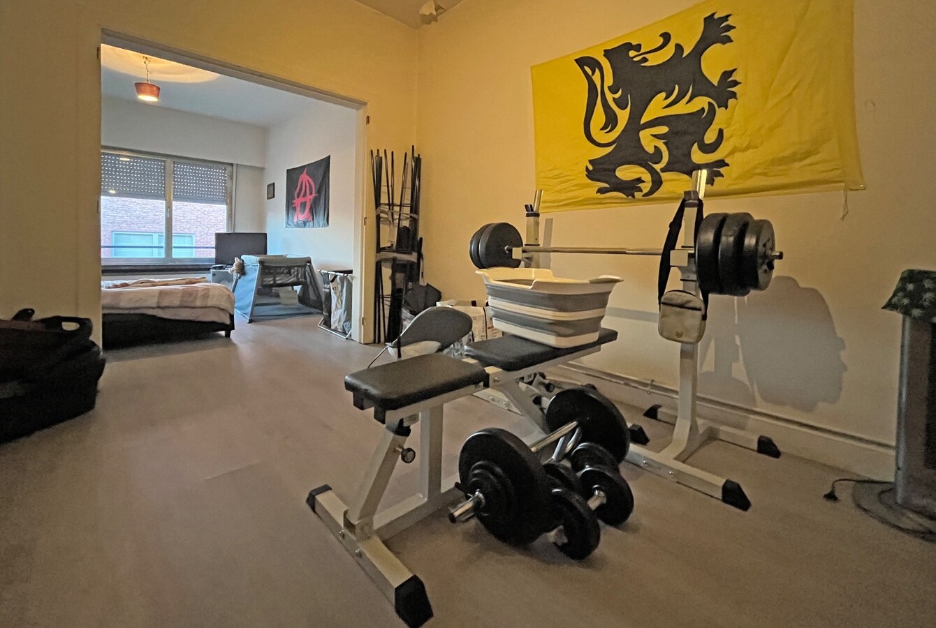 Goed gelegen magazijn met 2 bovengelegen appartementen 