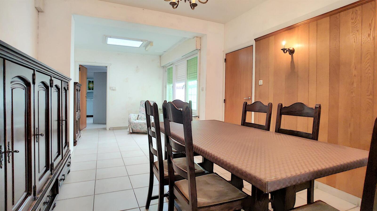 Goed gelegen, op te frissen gezinswoning - Heist 