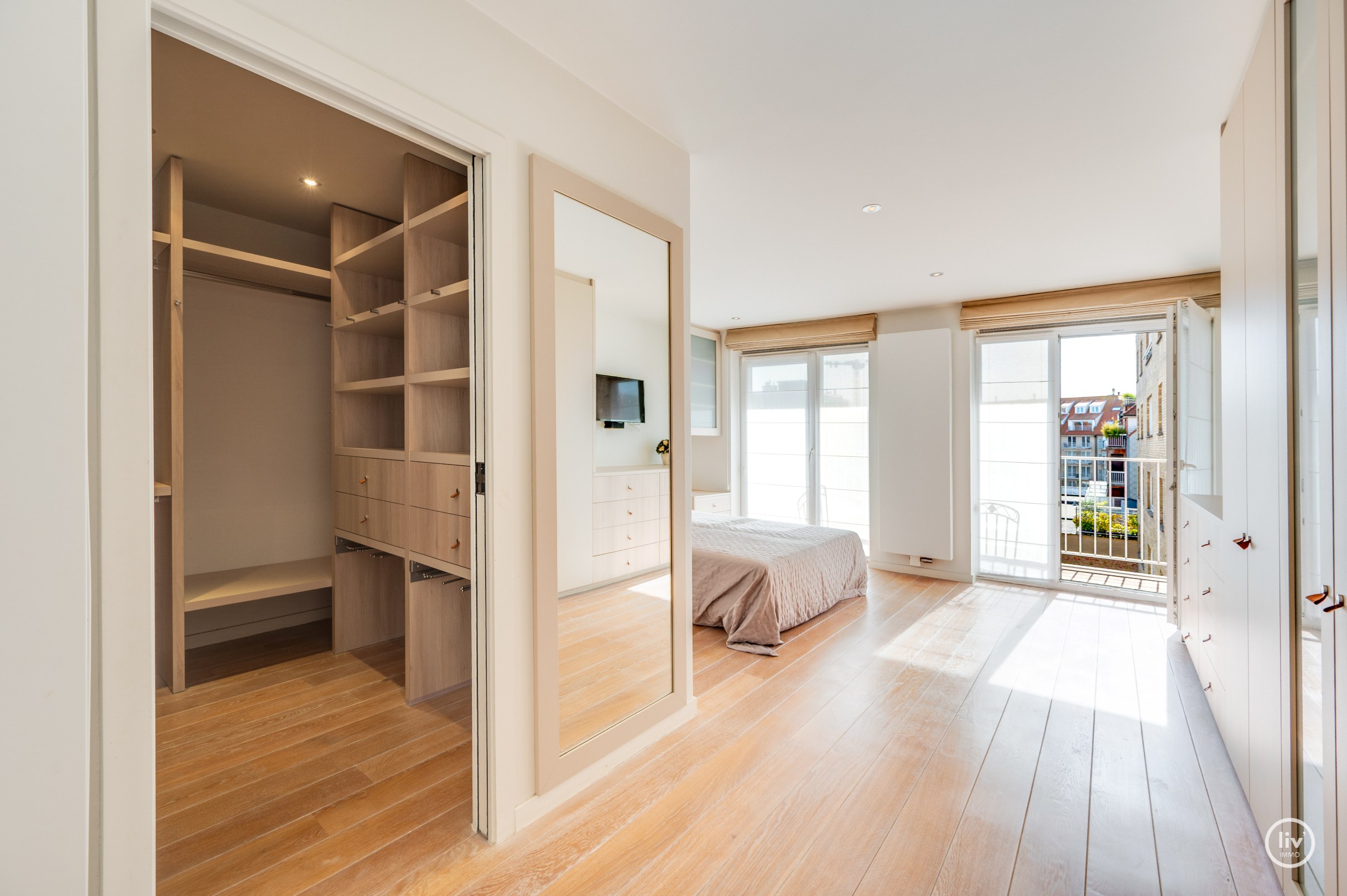 Appartement exceptionnellement spacieux avec une largeur de façade exceptionnelle et une superficie totale de 163 m², idéalement situé sur l'avenue Dumortier à Knokke. 