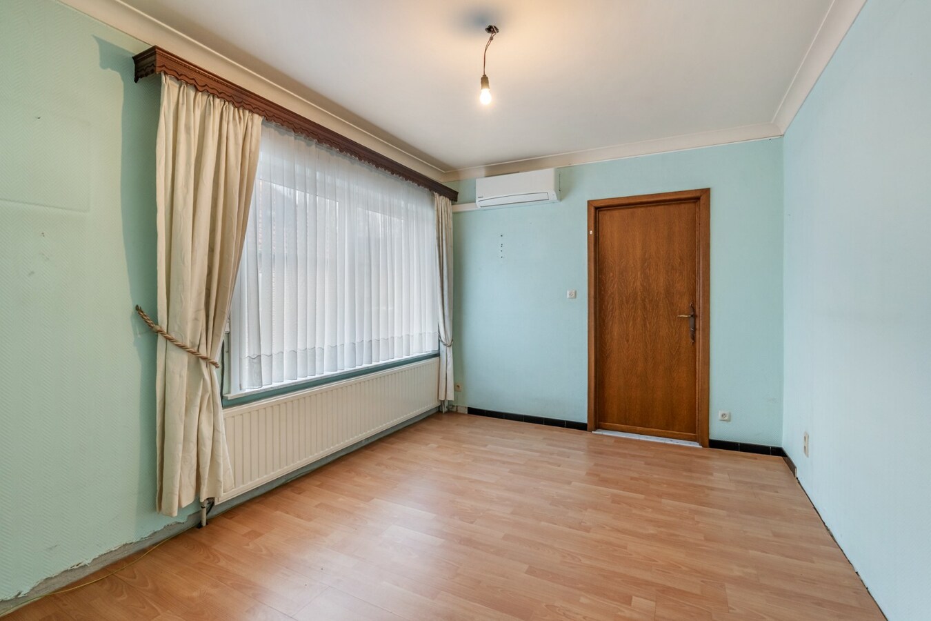 Halfvrijstaande woning op een perceel van 7a31ca, met aparte bureelruimte en inpandige garage! 