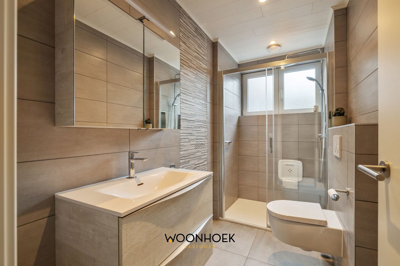 Halfopen bebouwing met 3 slaapkamers &amp; zij-ingang. 