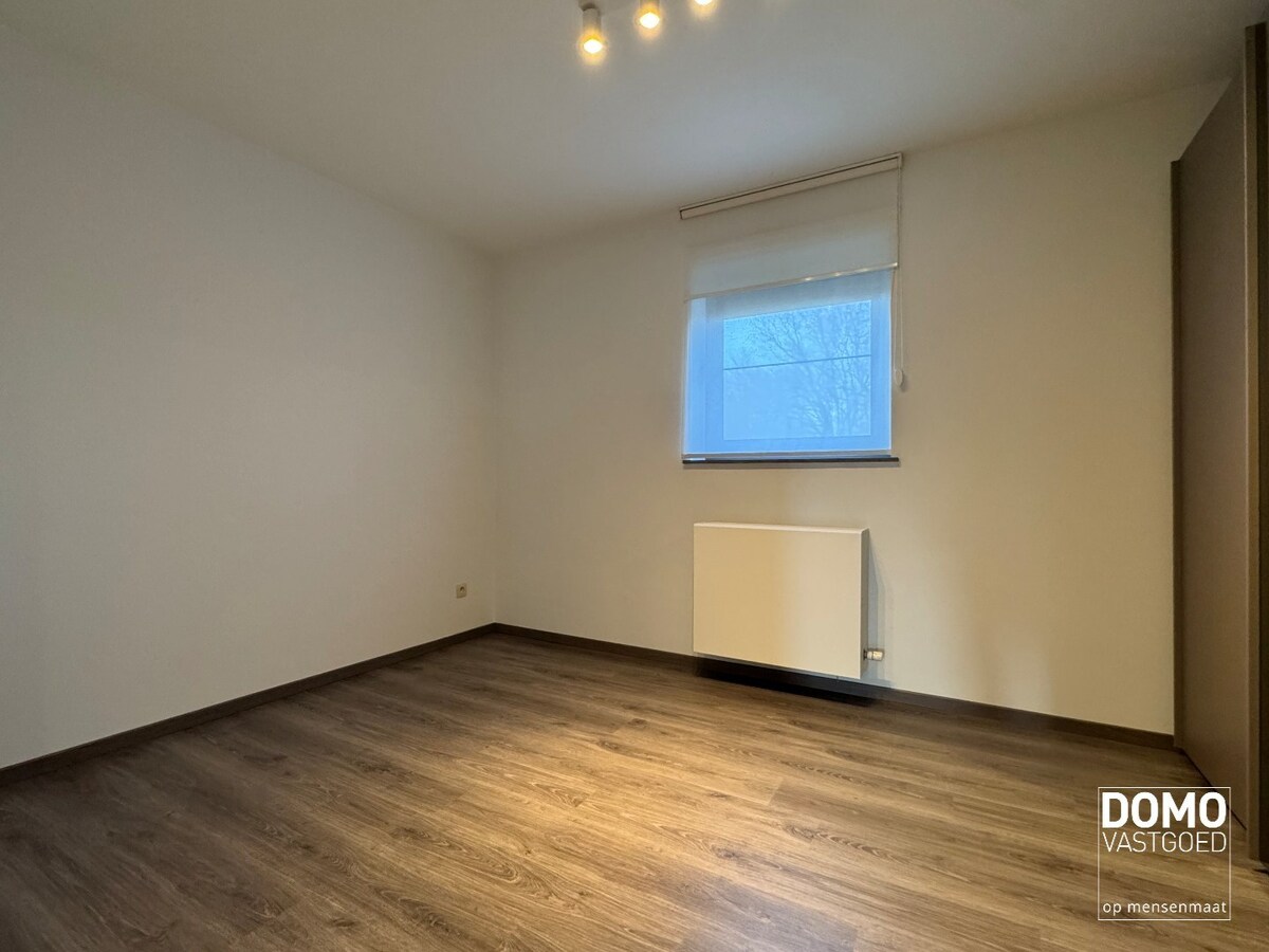 Ruim gemeubeld 2-slaapkamer appartement met terras in Kermt 