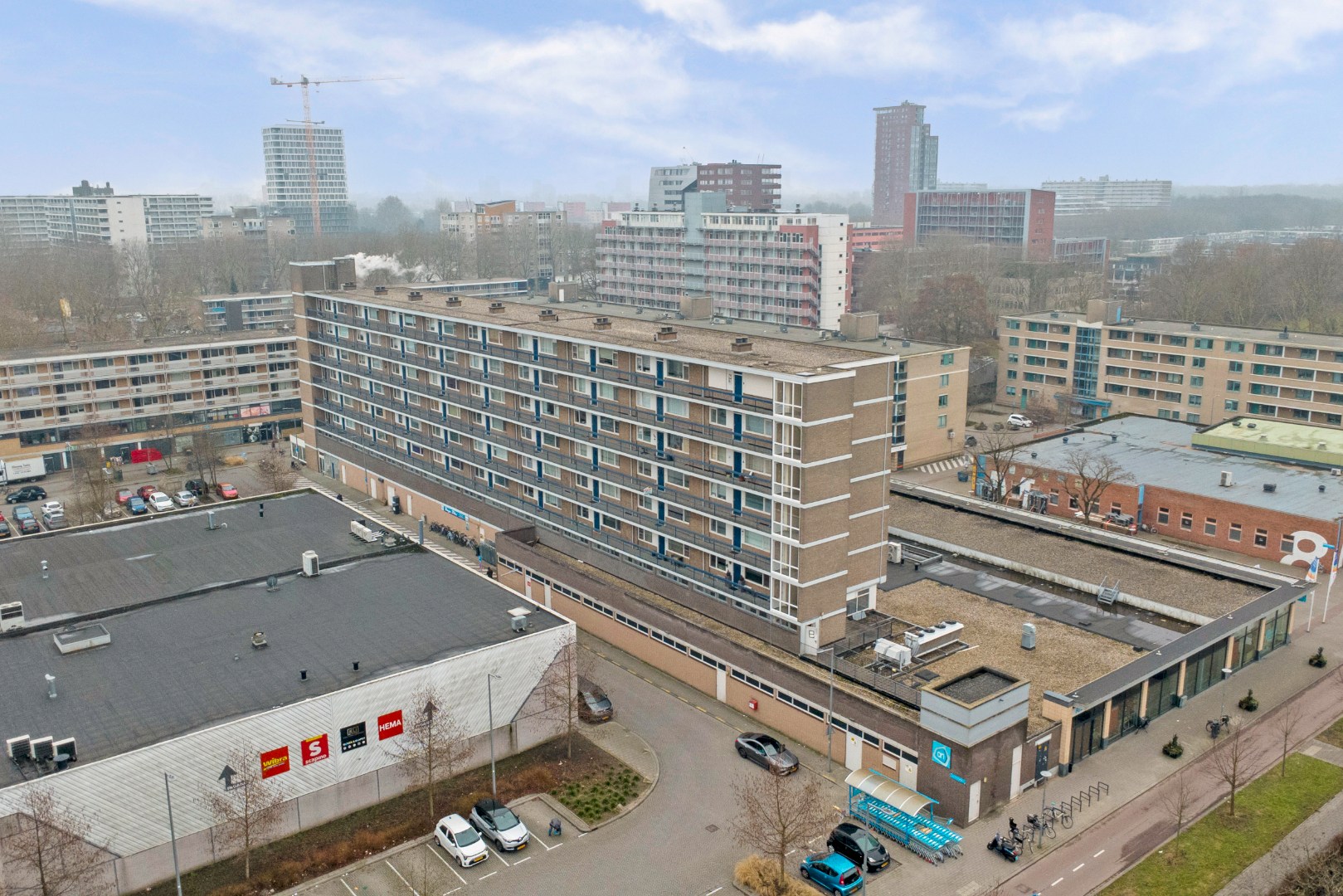 Dit ruime 3 -(voorheen 4) kamer appartement heeft een lichte woonkamer, zonnige balkon, 2 slaapkamers en is gelegen op 6e etage. 