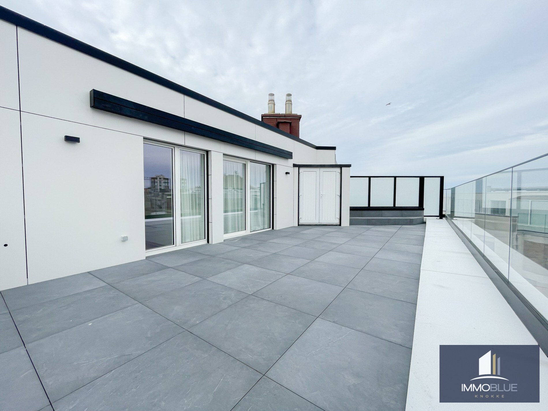 Volledig gerenoveerd dakappartement met een terras van ongeveer 45 m². 