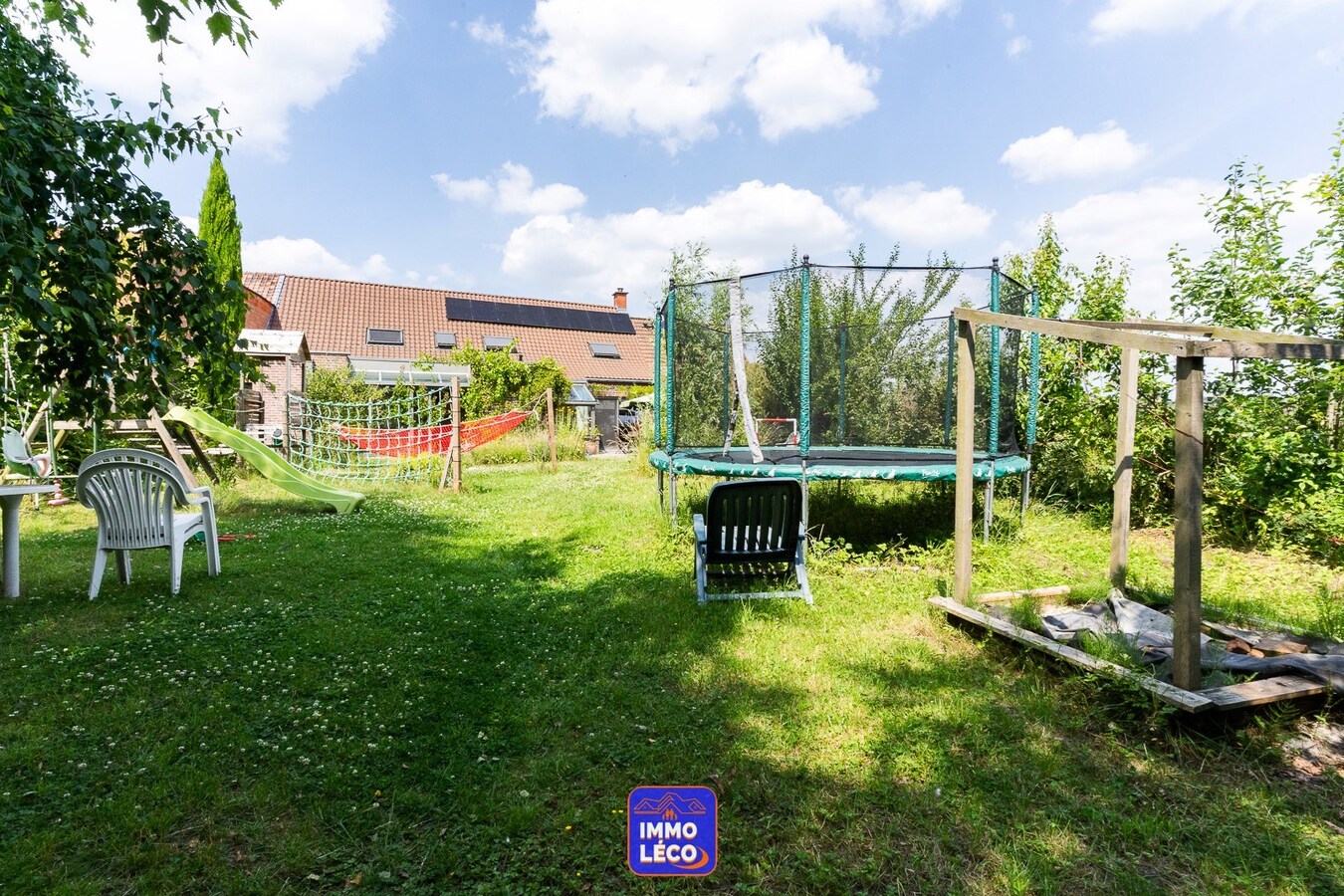 Maison aux volumes impressionnants, érigée sur 1457m², 4 garages, TOP SECTEUR ! COUP DE COEUR ! 