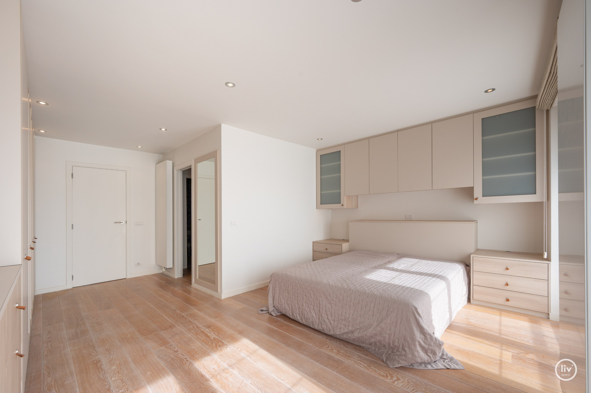Appartement exceptionnellement spacieux avec une largeur de façade exceptionnelle et une superficie totale de 163 m², idéalement situé sur l'avenue Dumortier à Knokke. 