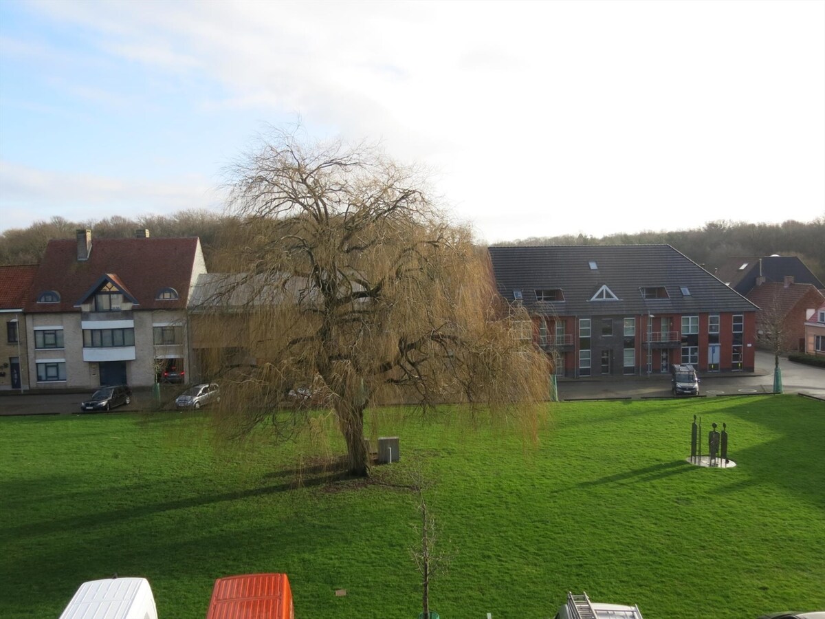 Ruim 2 slaapkamerappartement op de Markt in Houthulst 