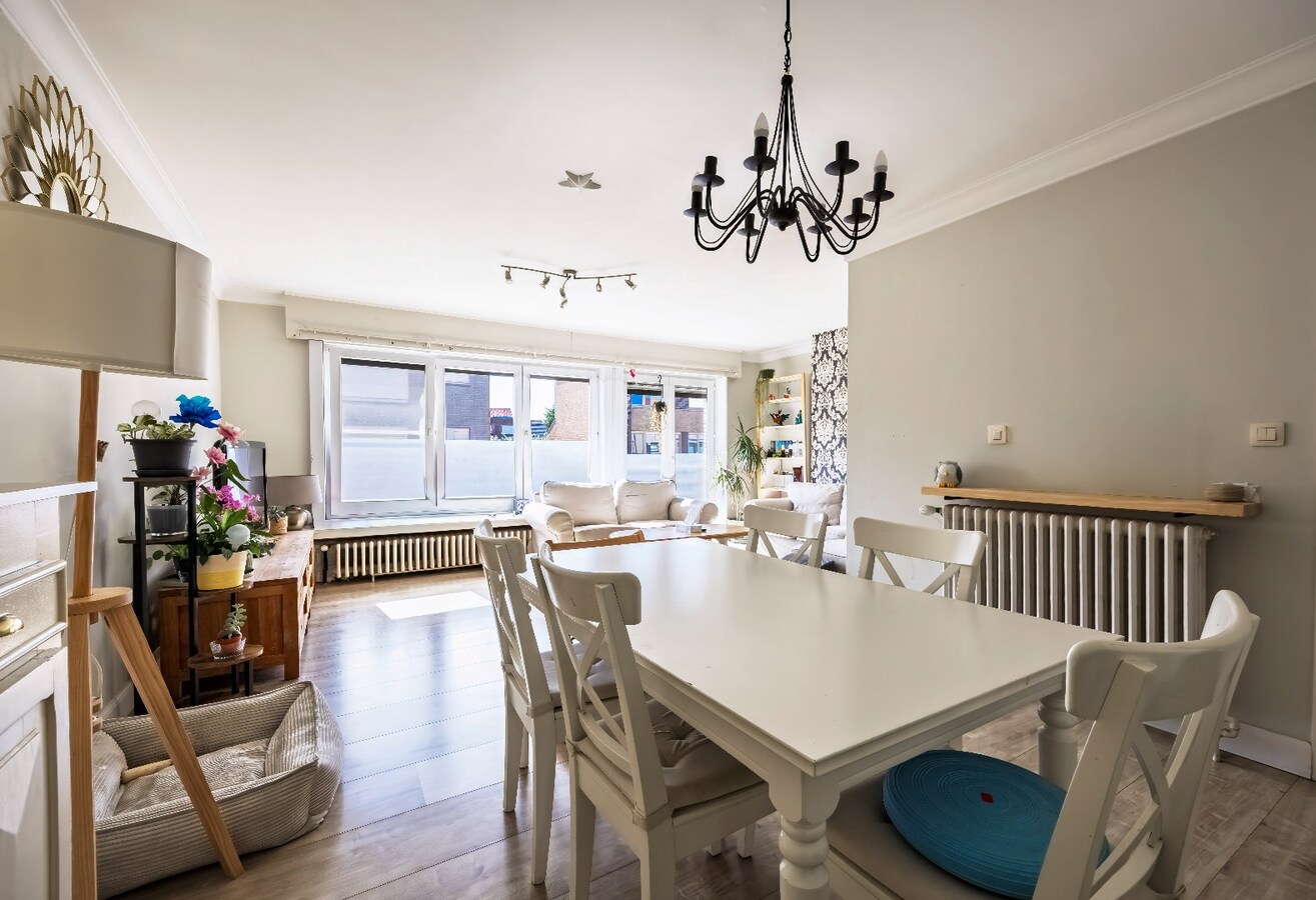 Instapklare bel-etagewoning met garage, zonnepanelen en aangename buitenruimte in het centrum van Heist. 