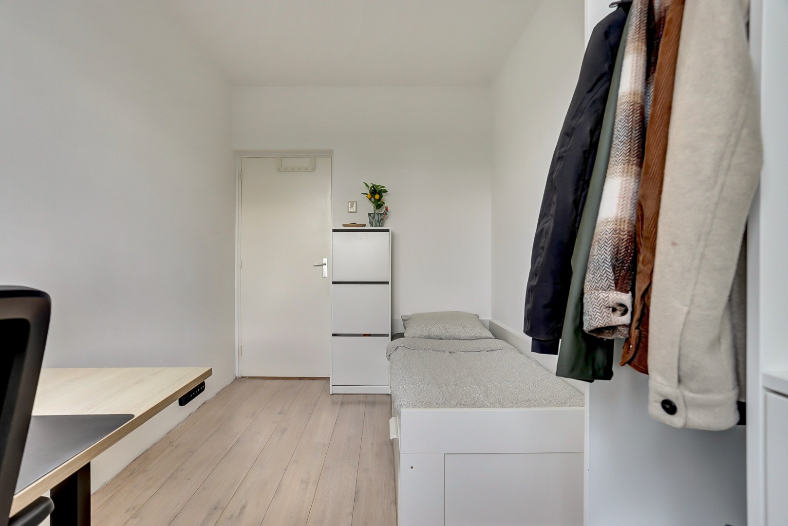 Instapklaar 3 (voorheen 4) kamer appartement op de vierde verdieping met moderne keuken en badkamer, balkon op het zuiden en berging in de onderbouw. 