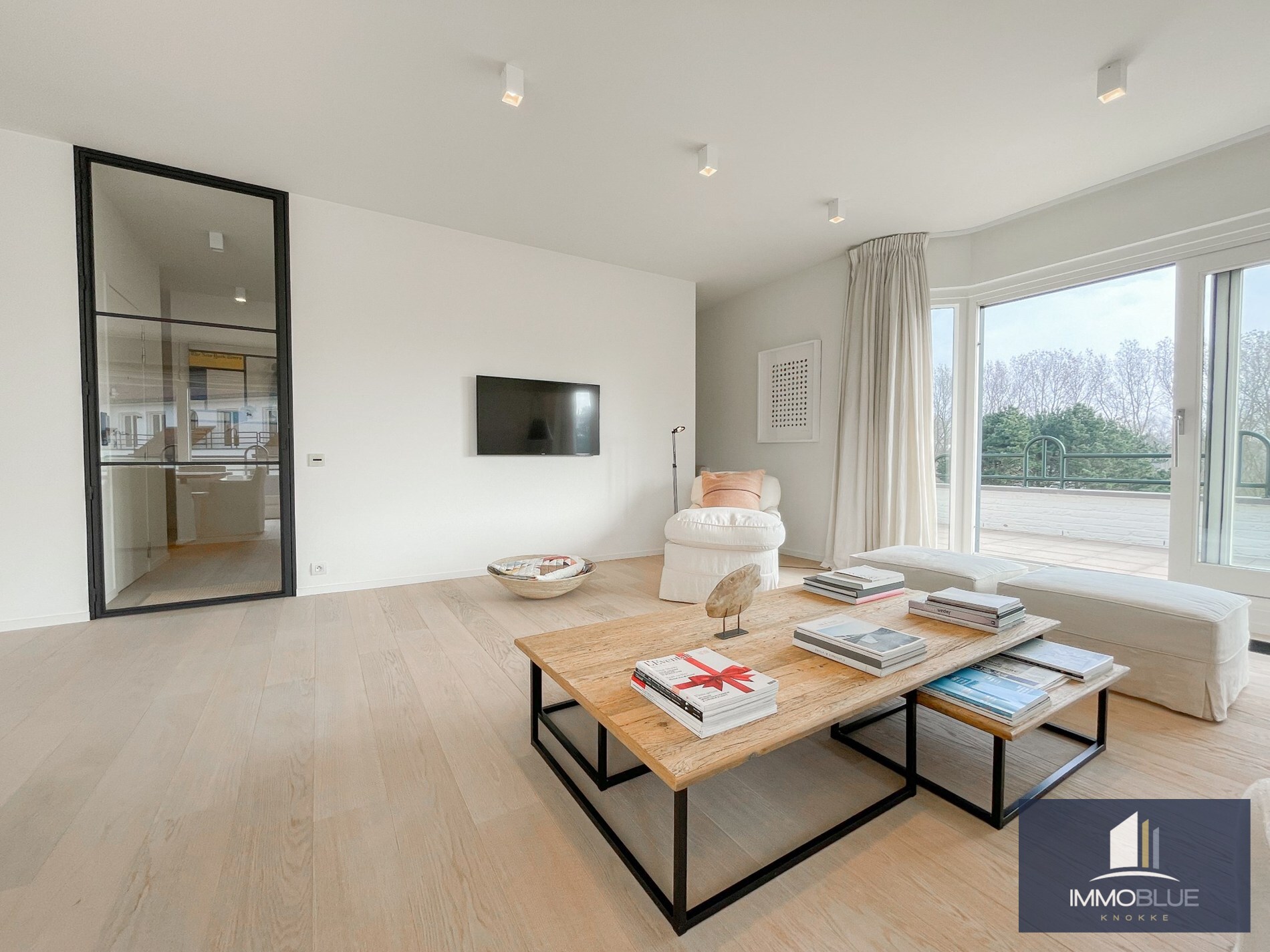 Subliem hoekappartement met ruime terrassen gelegen in het prestigieuze domein Tennis Garden. 