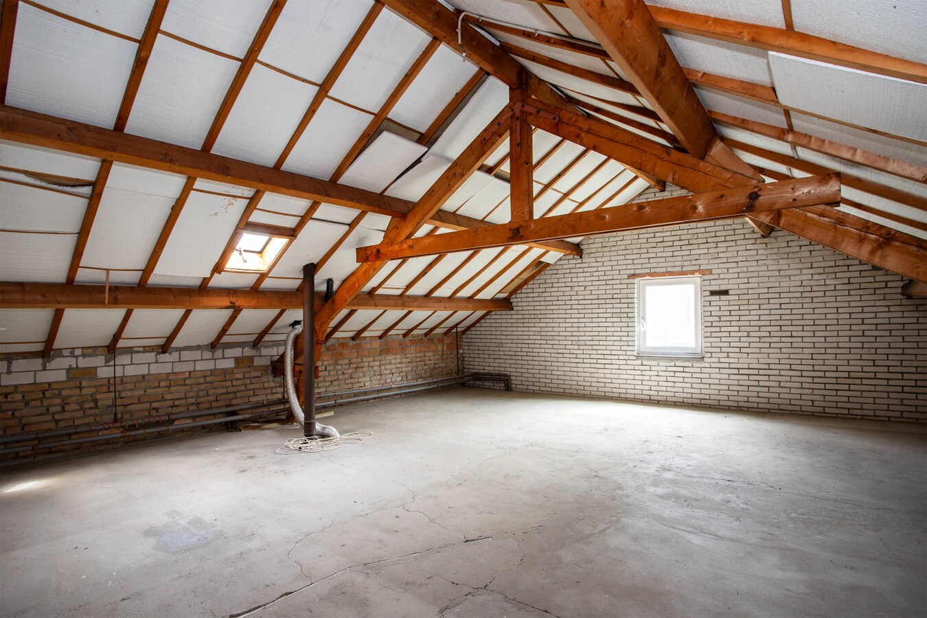 Vrijstaande levensloopbestendige semibungalow met schitterend uitzicht en royale tuin in Hoogeloon. 