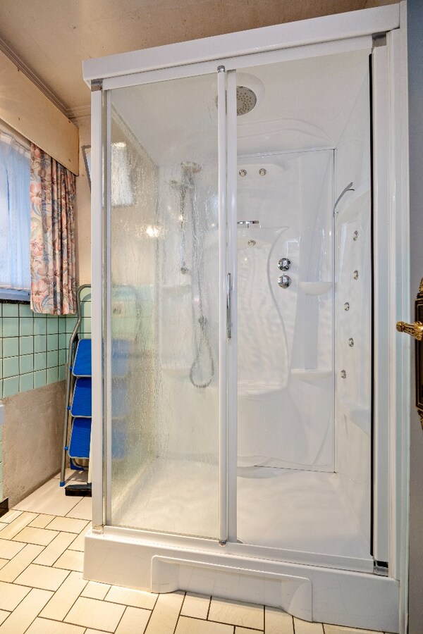 Solide en op te frissen woning te koop vlakbij centrum Lozer 